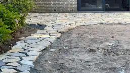 images/0000nieuws/2022/3-setten-flagstone-leggen-tilburg/flagstone-laten-leggen-tilburg-hoveniersbedrijf7-257x145-d8d