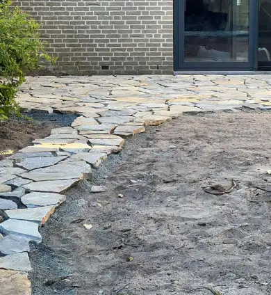 images/0000nieuws/2022/3-setten-flagstone-leggen-tilburg/flagstone-laten-leggen-tilburg-hoveniersbedrijf7-390x424-2ef