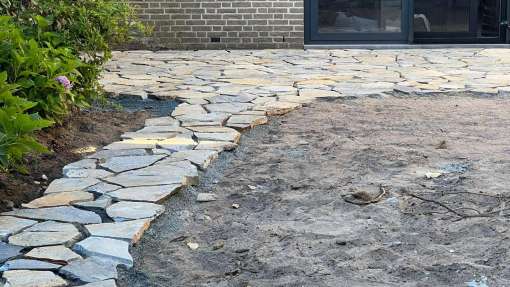 images/0000nieuws/2022/3-setten-flagstone-leggen-tilburg/flagstone-laten-leggen-tilburg-hoveniersbedrijf7-510x287-3b7