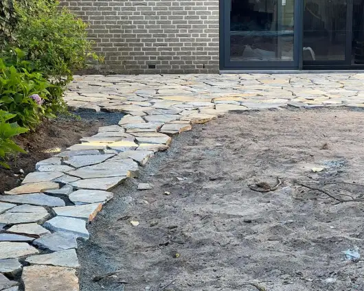 images/0000nieuws/2022/3-setten-flagstone-leggen-tilburg/flagstone-laten-leggen-tilburg-hoveniersbedrijf7-530x424-b69
