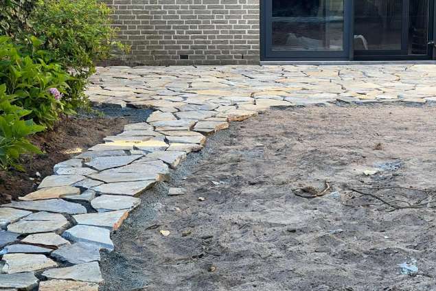 Flagstone kavala blue leggen in achtertuin