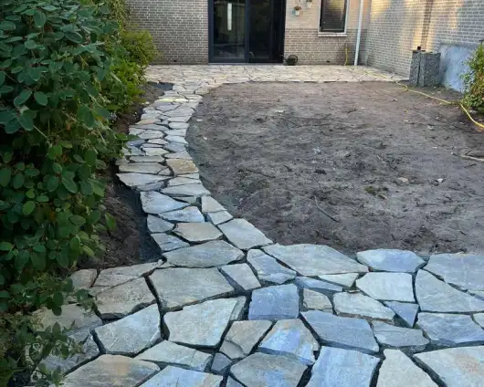 images/0000nieuws/2022/3-setten-flagstone-leggen-tilburg/flagstone-laten-leggen-tilburg-hoveniersbedrijf8-530x424-bdf