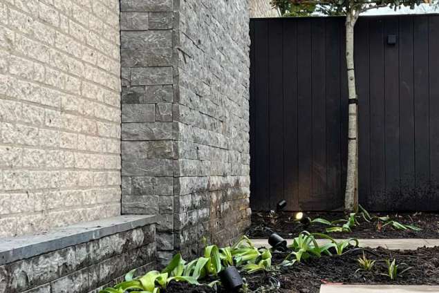 Tuin aanleggen Tilburg met keramische tegels steenstrips 