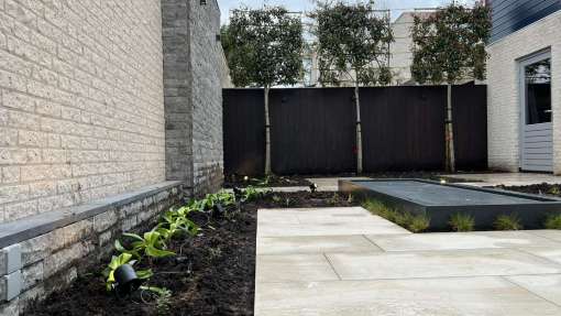 Tuin aanleggen Tilburg met keramische tegels steensstrip
