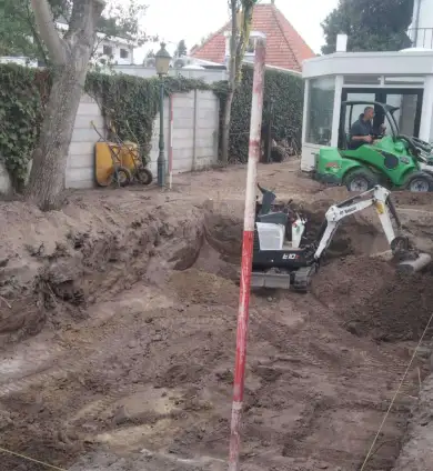 images/0000nieuws/2022/8-zwemvijver-willam-van-dijk/uitgraven-zwemvijver-berkel-enschot-ervaring-zwemvijvers-390x424-5a2