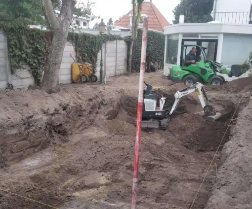 images/0000nieuws/2022/8-zwemvijver-willam-van-dijk/uitgraven-zwemvijver-berkel-enschot-ervaring-zwemvijvers-510x424-c45