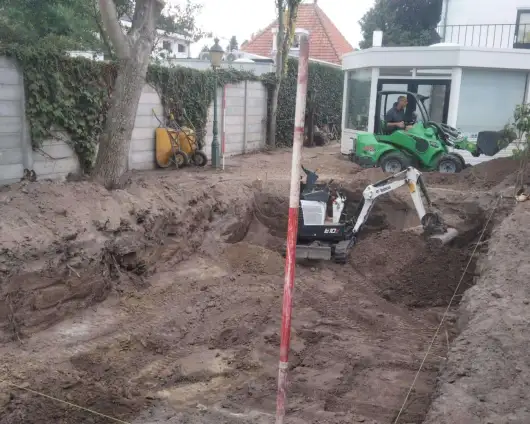 images/0000nieuws/2022/8-zwemvijver-willam-van-dijk/uitgraven-zwemvijver-berkel-enschot-ervaring-zwemvijvers-530x424-32f