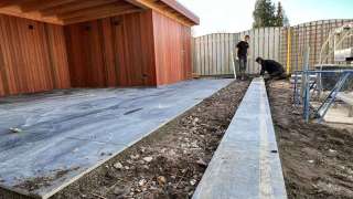 keramische tuintegels leggen met luxe maatwerk tuinoverkapping 
