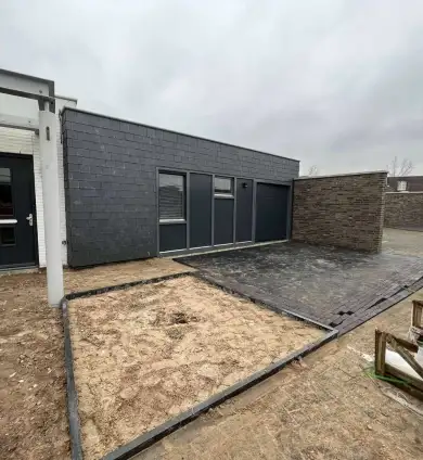images/0000nieuws/2022/marion-schellevis-tegels/schellevis-tegels-leggen-hovenier-stratenmaker-vakman-tilburg-390x424-9fc