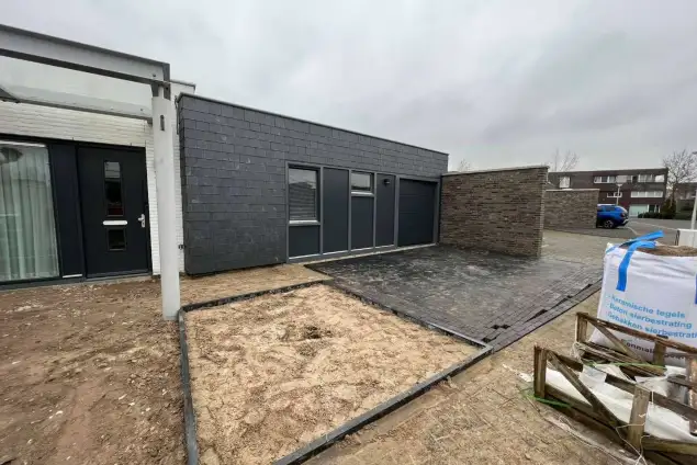 images/0000nieuws/2022/marion-schellevis-tegels/schellevis-tegels-leggen-hovenier-stratenmaker-vakman-tilburg-635x424-d25