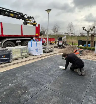 images/0000nieuws/2022/marion-schellevis-tegels/schellevis-tegels-leggen-hovenier-stratenmaker-vakman-tilburg-breda-390x424-7a6