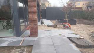 tuin aanleggen Amstelveen hoveniers bedrijf keramische tegels natuursteen klinkkers tuinontwerp aluminium planten bakken 