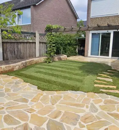 images/0000nieuws/2023/10-flagstone-terras-aanleggen-eindhoven/flagstone-leggen-terras-yellow-brasil-eindhoven-tuinmuurtje-pilestone-2-390x424-890