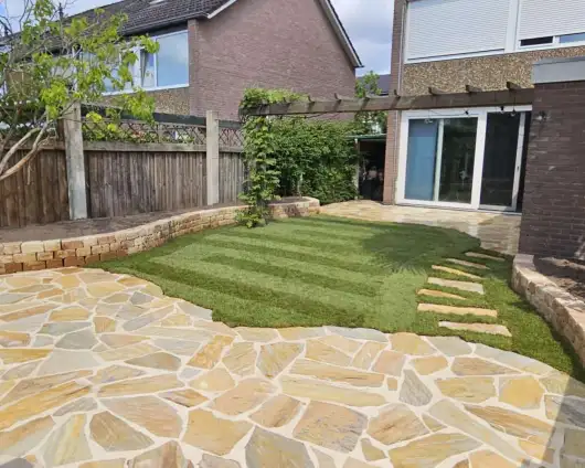 images/0000nieuws/2023/10-flagstone-terras-aanleggen-eindhoven/flagstone-leggen-terras-yellow-brasil-eindhoven-tuinmuurtje-pilestone-2-530x424-5d6