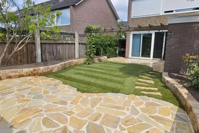 images/0000nieuws/2023/10-flagstone-terras-aanleggen-eindhoven/flagstone-leggen-terras-yellow-brasil-eindhoven-tuinmuurtje-pilestone-2-635x424-7ba
