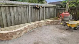images/0000nieuws/2023/10-flagstone-terras-aanleggen-eindhoven/flagstone-leggen-terras-yellow-brasil-eindhoven-tuinmuurtje-pilestone-257x145-3b1