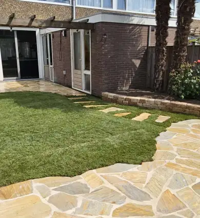 images/0000nieuws/2023/10-flagstone-terras-aanleggen-eindhoven/flagstone-leggen-terras-yellow-brasil-eindhoven-tuinmuurtje-pilestone-4-390x424-e4e