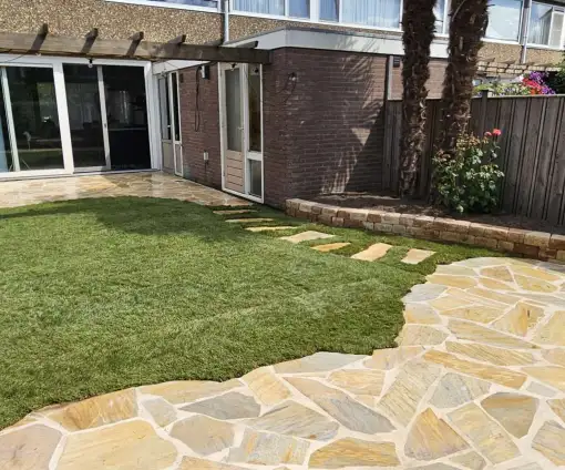 images/0000nieuws/2023/10-flagstone-terras-aanleggen-eindhoven/flagstone-leggen-terras-yellow-brasil-eindhoven-tuinmuurtje-pilestone-4-510x424-0f4