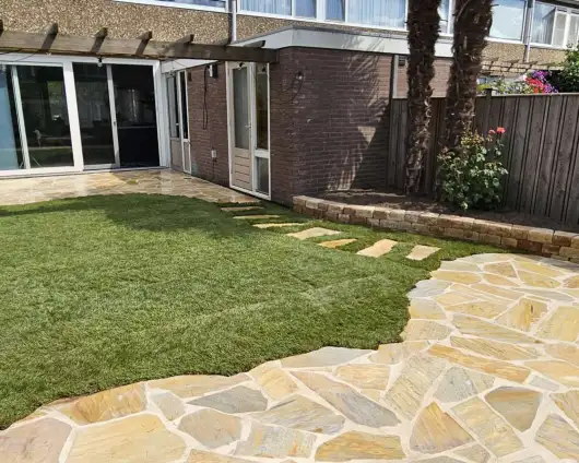 images/0000nieuws/2023/10-flagstone-terras-aanleggen-eindhoven/flagstone-leggen-terras-yellow-brasil-eindhoven-tuinmuurtje-pilestone-4-530x424-f11