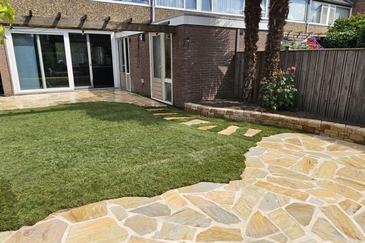images/0000nieuws/2023/10-flagstone-terras-aanleggen-eindhoven/flagstone-leggen-terras-yellow-brasil-eindhoven-tuinmuurtje-pilestone-4-750x500-0e2