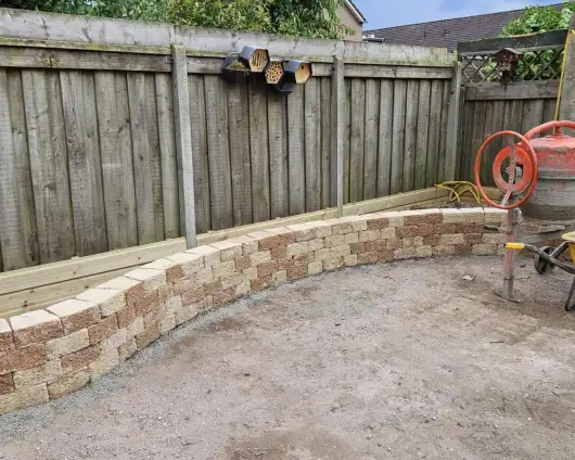 images/0000nieuws/2023/10-flagstone-terras-aanleggen-eindhoven/flagstone-leggen-terras-yellow-brasil-eindhoven-tuinmuurtje-pilestone-530x424-16e