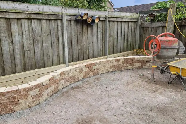 images/0000nieuws/2023/10-flagstone-terras-aanleggen-eindhoven/flagstone-leggen-terras-yellow-brasil-eindhoven-tuinmuurtje-pilestone-635x424-cda