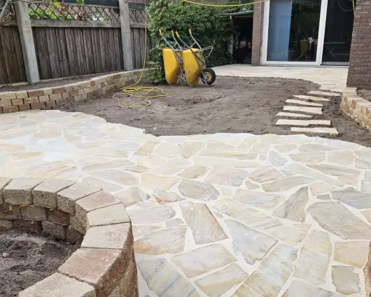images/0000nieuws/2023/10-flagstone-terras-aanleggen-eindhoven/flagstone-leggen-terras-yellow-brasil-eindhoven1-530x424-917