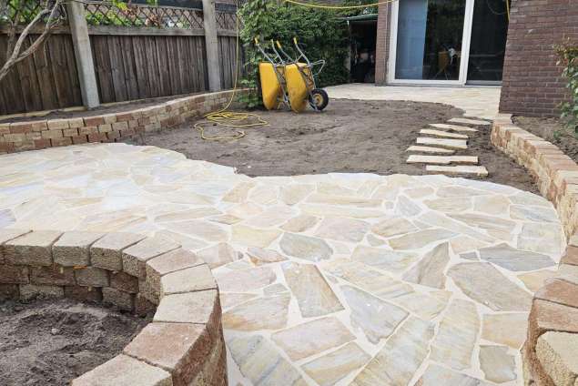 flagstone leggen terras yellow brasil  eindhoven tuinmuurtje pilestone 2