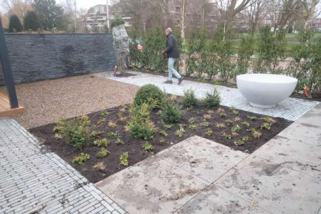 tuin aanleggen Amstelveen hoveniers bedrijf keramische tegels natuursteen klinkkers tuinontwerp aluminium planten bakken 