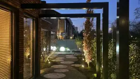 images/0000nieuws/2023/5-tuin-aanleggen-pim-noordermeer/breda-moderne-tuin-aanleggen-sfeer-verlichting-in-lite-outdoor-lighting-290x163-d93
