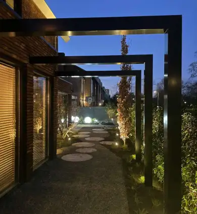 images/0000nieuws/2023/5-tuin-aanleggen-pim-noordermeer/breda-moderne-tuin-aanleggen-sfeer-verlichting-in-lite-outdoor-lighting-390x424-a4d