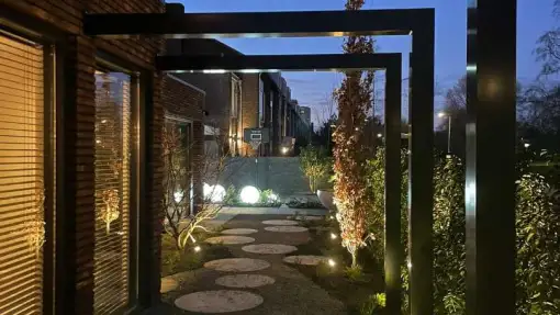 images/0000nieuws/2023/5-tuin-aanleggen-pim-noordermeer/breda-moderne-tuin-aanleggen-sfeer-verlichting-in-lite-outdoor-lighting-510x287-ff2