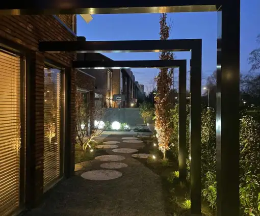 images/0000nieuws/2023/5-tuin-aanleggen-pim-noordermeer/breda-moderne-tuin-aanleggen-sfeer-verlichting-in-lite-outdoor-lighting-510x424-0bc