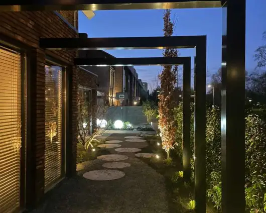 images/0000nieuws/2023/5-tuin-aanleggen-pim-noordermeer/breda-moderne-tuin-aanleggen-sfeer-verlichting-in-lite-outdoor-lighting-530x424-a84