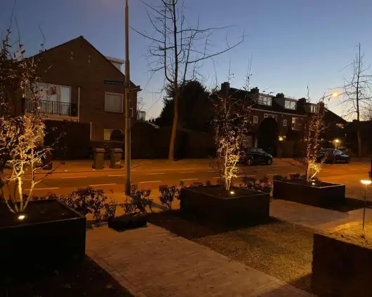 images/0000nieuws/2023/5-tuin-aanleggen-pim-noordermeer/breda-moderne-tuin-aanleggen-sfeer-verlichting-in-lite-outdoor-lighting-eindhoven-530x424-e74