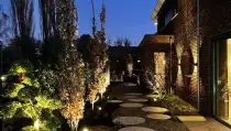 images/0000nieuws/2023/5-tuin-aanleggen-pim-noordermeer/breda-moderne-tuin-aanleggen-sfeer-verlichting-in-lite-outdoor-lighting-tilburg-210x119-f0c