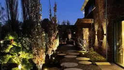 images/0000nieuws/2023/5-tuin-aanleggen-pim-noordermeer/breda-moderne-tuin-aanleggen-sfeer-verlichting-in-lite-outdoor-lighting-tilburg-257x145-1a6