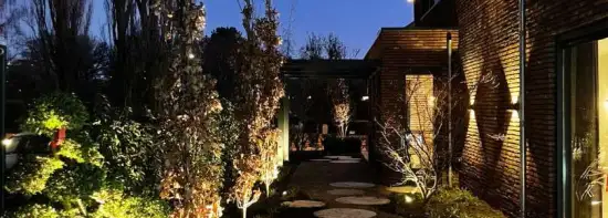 images/0000nieuws/2023/5-tuin-aanleggen-pim-noordermeer/breda-moderne-tuin-aanleggen-sfeer-verlichting-in-lite-outdoor-lighting-tilburg-550x197-976