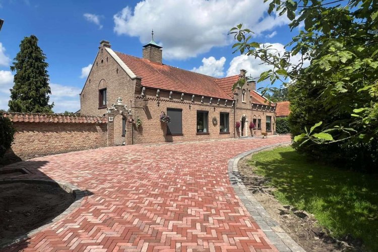 images/0000nieuws/2024/jaap-wouewse-plantage/aanleggen-tuin-met-gebakken-klikkers-roosendaal-wouwse-plantage-750x500-834