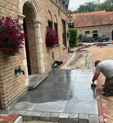 images/0000nieuws/2024/jaap-wouewse-plantage/aanleggen-tuin-met-gebakken-klikkers-roosendaal-wouwse-plantage-hovenier-390x424-25d