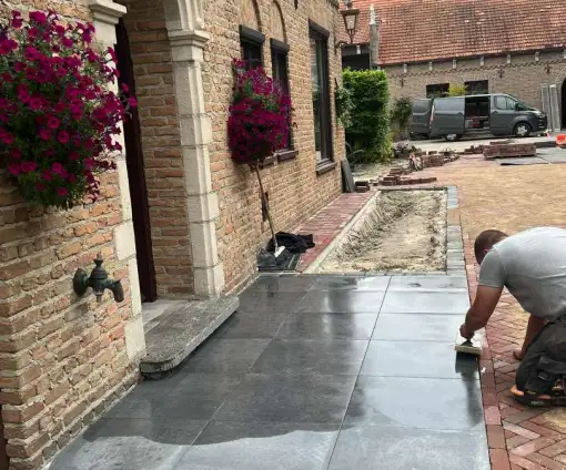 images/0000nieuws/2024/jaap-wouewse-plantage/aanleggen-tuin-met-gebakken-klikkers-roosendaal-wouwse-plantage-hovenier-510x424-386