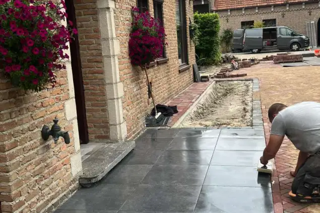 images/0000nieuws/2024/jaap-wouewse-plantage/aanleggen-tuin-met-gebakken-klikkers-roosendaal-wouwse-plantage-hovenier-635x424-c12