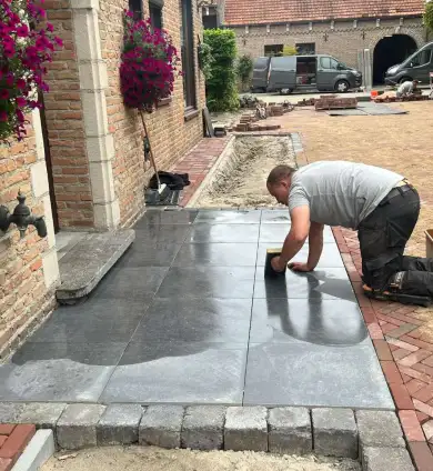 images/0000nieuws/2024/jaap-wouewse-plantage/aanleggen-tuin-met-gebakken-klikkers-roosendaal-wouwse-plantage-invoegen-keramische-tegels-390x424-b50