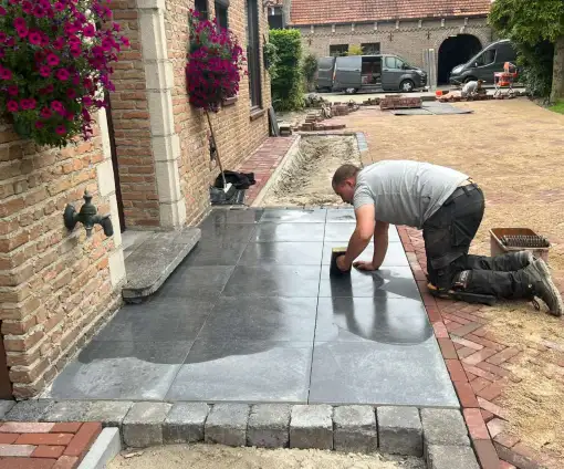 images/0000nieuws/2024/jaap-wouewse-plantage/aanleggen-tuin-met-gebakken-klikkers-roosendaal-wouwse-plantage-invoegen-keramische-tegels-510x424-7cf