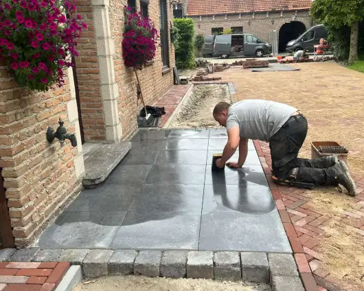 images/0000nieuws/2024/jaap-wouewse-plantage/aanleggen-tuin-met-gebakken-klikkers-roosendaal-wouwse-plantage-invoegen-keramische-tegels-530x424-e70