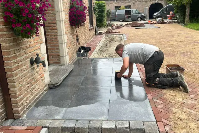 images/0000nieuws/2024/jaap-wouewse-plantage/aanleggen-tuin-met-gebakken-klikkers-roosendaal-wouwse-plantage-invoegen-keramische-tegels-635x424-f58