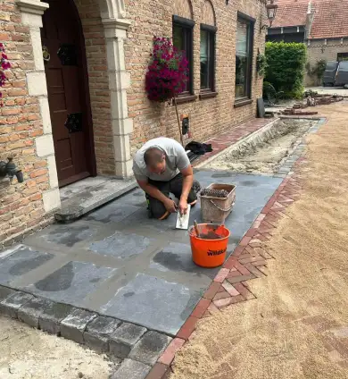 images/0000nieuws/2024/jaap-wouewse-plantage/aanleggen-tuin-met-gebakken-klikkers-roosendaal-wouwse-plantage-leggen-bordes-van-keramische-tegels-390x424-411