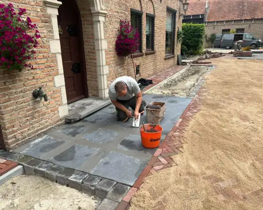 images/0000nieuws/2024/jaap-wouewse-plantage/aanleggen-tuin-met-gebakken-klikkers-roosendaal-wouwse-plantage-leggen-bordes-van-keramische-tegels-530x424-9e3