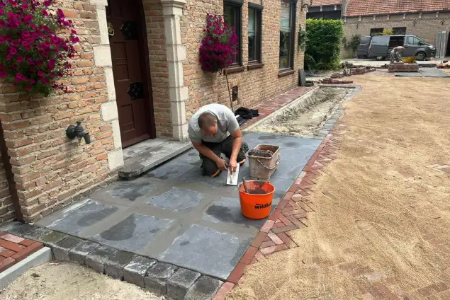 images/0000nieuws/2024/jaap-wouewse-plantage/aanleggen-tuin-met-gebakken-klikkers-roosendaal-wouwse-plantage-leggen-bordes-van-keramische-tegels-635x424-63c