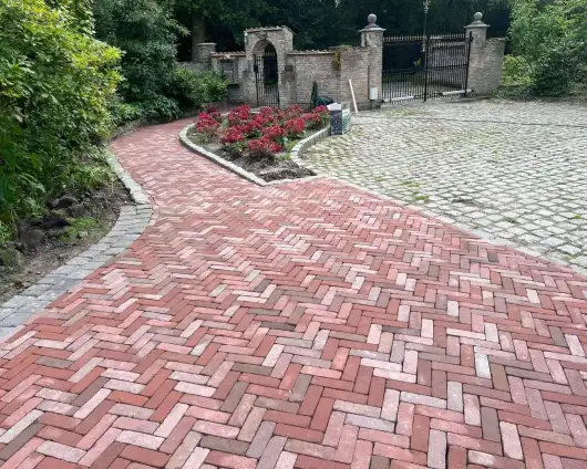 images/0000nieuws/2024/jaap-wouewse-plantage/aanleggen-tuin-met-gebakken-klikkers-roosendaal-wouwse-plantage2-530x424-203
